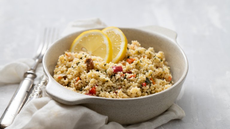 КиноаКиноата е сред свръхмодерните суперхрани, само че невинаги е била приемана положително. Растението произхожда от Перу и се е смятало, че единствено много бедните могат да го консумират, просто за да не умрат от глад. Около киноата са витаели митове и легенди и перуанците са я намирали за прокълната растителна култура.
Със засилването на износа на киноа обаче се засилва и страстта към нея. Заедно с това идват и изследванията, които сочат, че растението е изключително полезно.