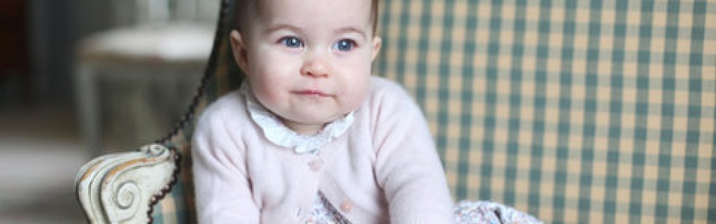 И доволно позира за снимка от майка си.