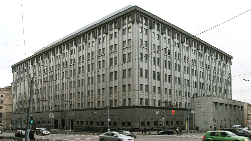 1200px-Moscow_Kuznetsky_Most_Street_24