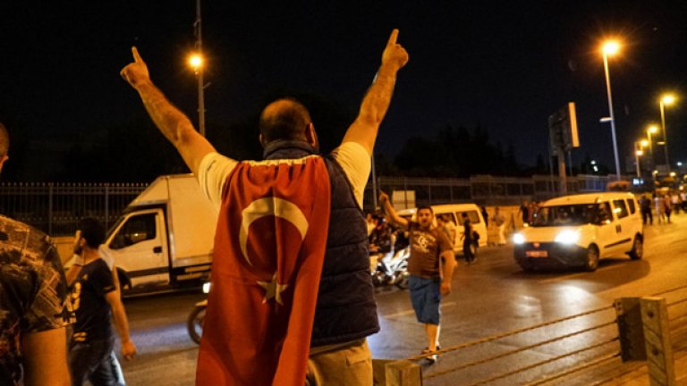 Поддръжниците на Ердоган излязоха по улиците