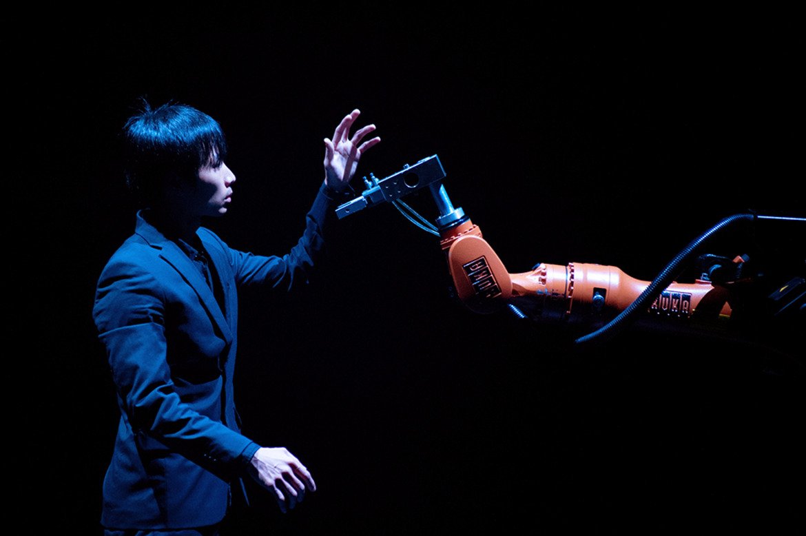 Роботът KUKA - изкуственият интелект се качва на сцената