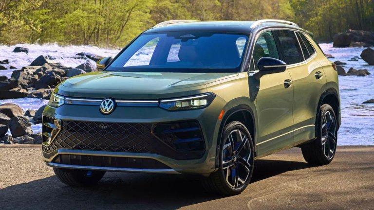 Volkswagen TiguanVolkswagen Tiguan е поредният SUV, преминал през редизайн за 2026 г. Получаваме кросоувър с гладки изчистени линии и 285 конски сили под капака. Последните се запазват и при новата хибридна версия. Освен това Volkswagen спазват обещанието си за повече физически бутони в купето, което се оказва практично решение.