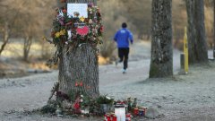 Жители на Фрайбург оставят цветя и картички край мястото, на което Мария Л. беше изнасилена и убита