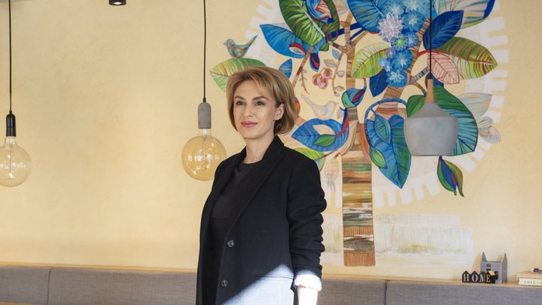 Дървото от съня й се материализира на стената на "Паралел 43".