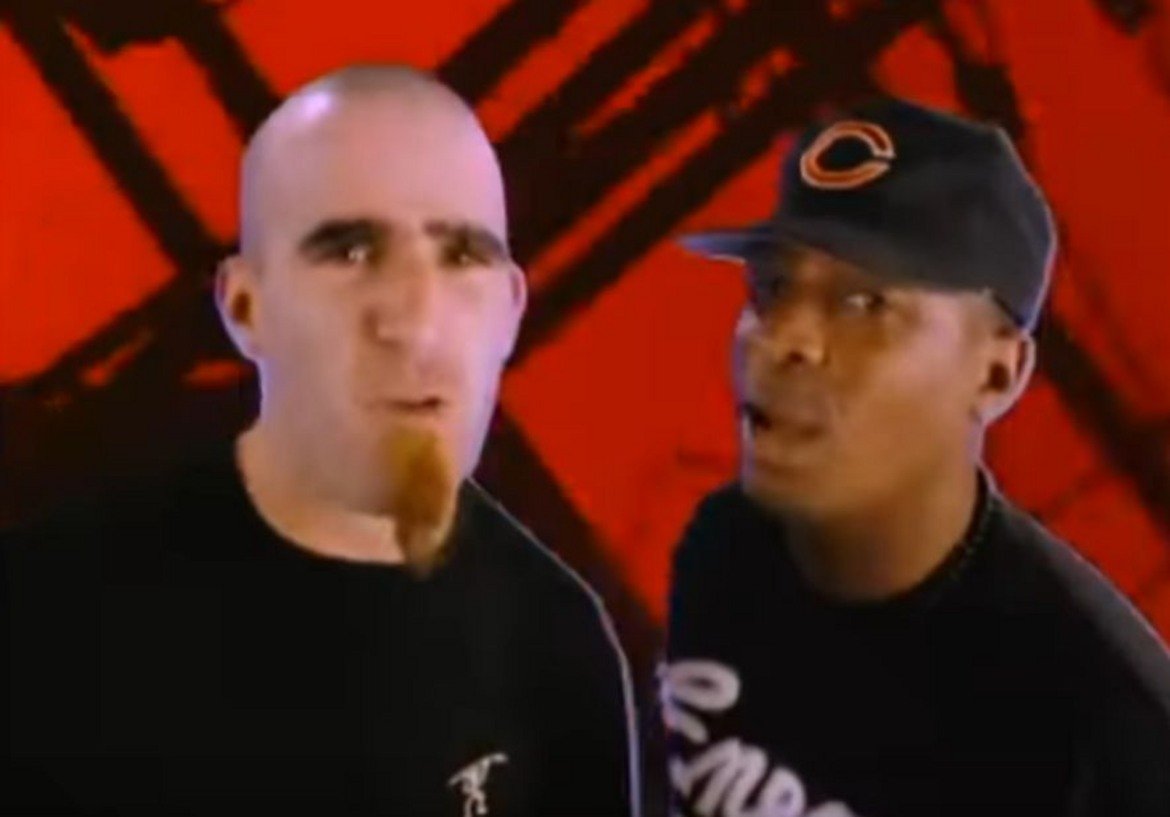 Anthrax и Public Enemy - "Bring the Noise"

Рап-метълът още звучи като смехотворна комбинация, когато през 1991-а Anthrax и Public Enemy правят нова версия на песента на рапърите "Bring The Noise". В известна степен тя прокарва пътя за идеята, че рап и китарни рифове могат да са част от една и съща песен. Комбо, което в края на 90-те се превърна в нещо обичайно.