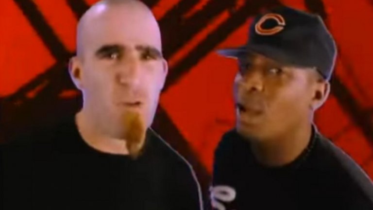 Anthrax и Public Enemy - "Bring the Noise"
Рап-метълът още звучи като смехотворна комбинация, когато през 1991-а Anthrax и Public Enemy правят нова версия на песента на рапърите "Bring The Noise". В известна степен тя прокарва пътя за идеята, че рап и китарни рифове могат да са част от една и съща песен. Комбо, което в края на 90-те се превърна в нещо обичайно.