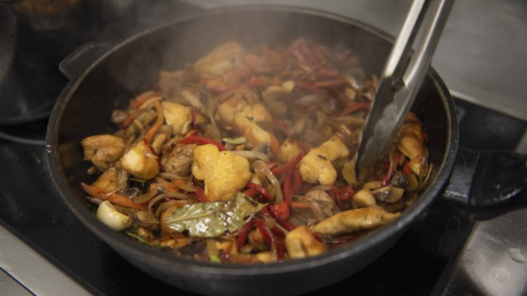 4. Връщаме обратно в тигана всичкия зеленчук, чесъна, пилето, дафиновия лист, черния пипер и чубрицата. Разбъркваме и добавяме виното. 
Веднага след това вземаме дървена лъжица и стържем дъното, за да съберем всички карамелизирани захари на дъното на тигана
Chefs Tip: Ако видите, че когато карамелизирате зеленчука, дъното на тигана е прекалено "карамелизирано" и започва да става леко черно, означава, че трябва да добавите малко вода или бульон и да съберете тези захари за после (не ги хвърляйте, там е вкусът).