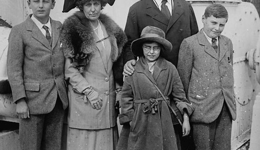 Sir_A._Conan_Doyle_and_family_LCCN2014715849_(cropped)