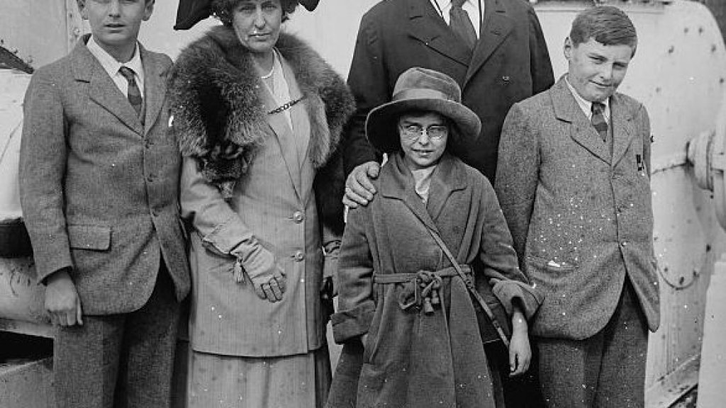 Sir_A._Conan_Doyle_and_family_LCCN2014715849_(cropped)