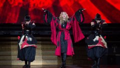 Мадона направи импровизиран миниконцерт на Плас дьо ла Републик