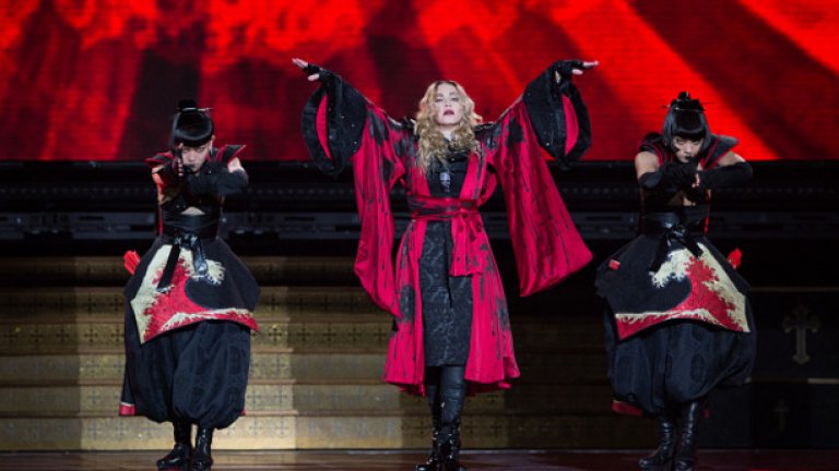 Мадона направи импровизиран миниконцерт на Плас дьо ла Републик