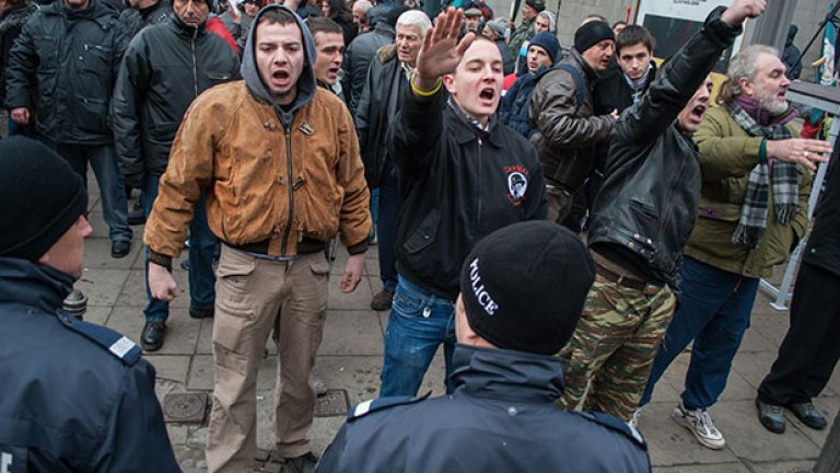 От другата страна на булеварда открито се подиграва на атакистите, но само няколко от тях реагираха