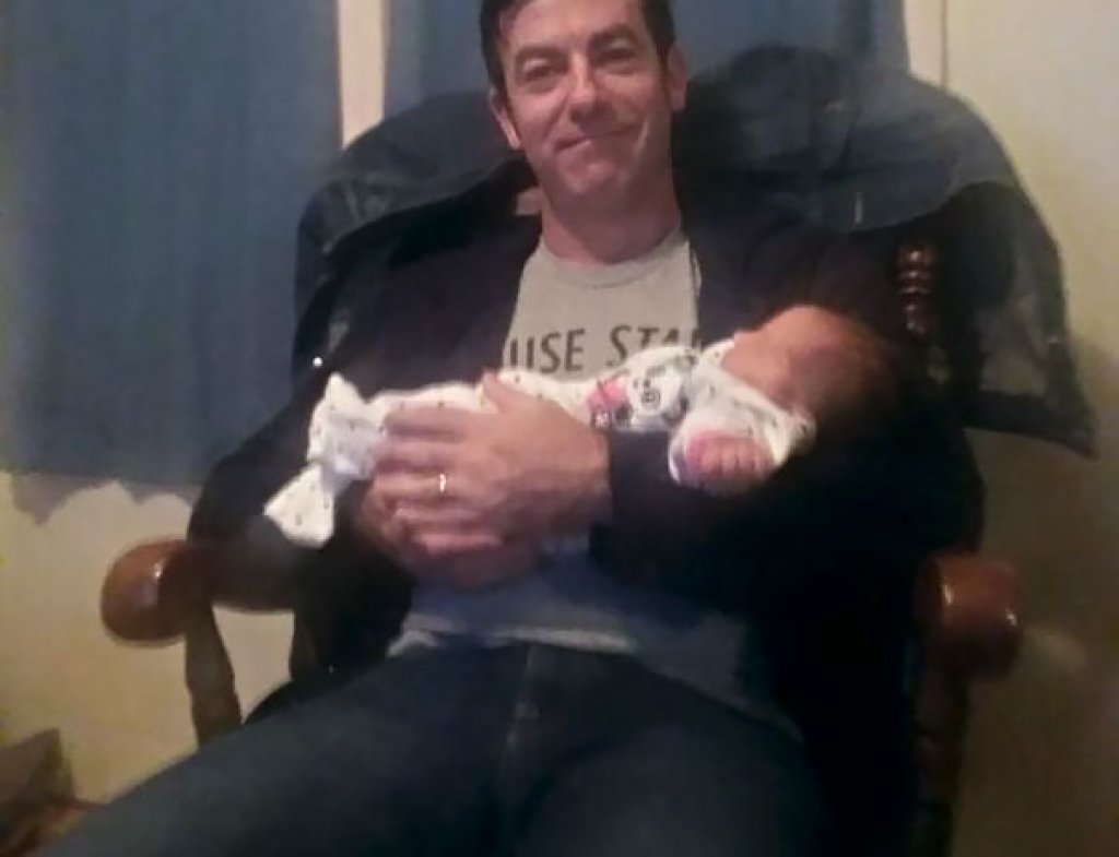 Този мъж решил да осинови 5-годишно детенце и да му бъде баща. Години по-късно има щастието да прегръща своето внуче.