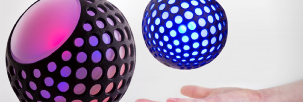 Топката, която учи децата да програмират
Hackaball / $85
Във време, в което търсенето на компютърни специалисти е голямо, повечето американци не научават нищо от тази сфера в ранните си години. 
Нюйоркската фирма Made by Many се опитва да промени това. Нейната играчка Hackaball е синхронизирана с мобилно приложение, което позволява на потребителите да програмират кога и как да свети, а след това да я използват в реалния живот. По време на един от тестовете, децата карат топката да променя цветовете си през равни интервали, а след това я използват за игра на „Пиян морков”. 
До момента проектът е подкрепен от 2800 души в Kickstarter.