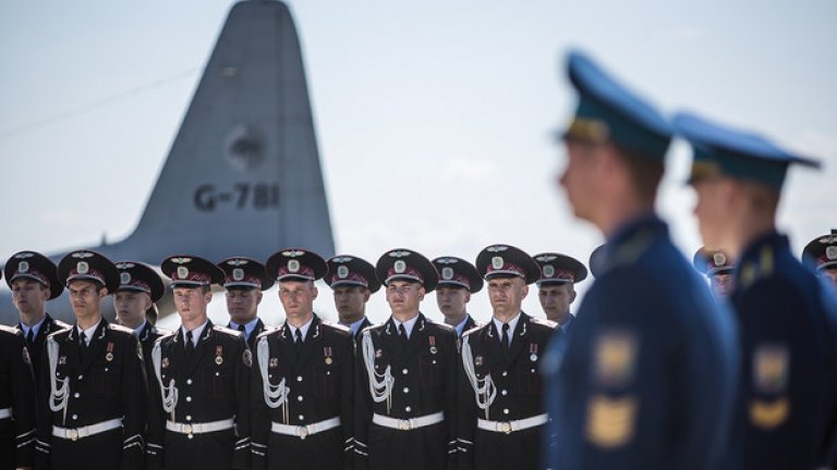 Холандия посреща телата на жертвите от MH17