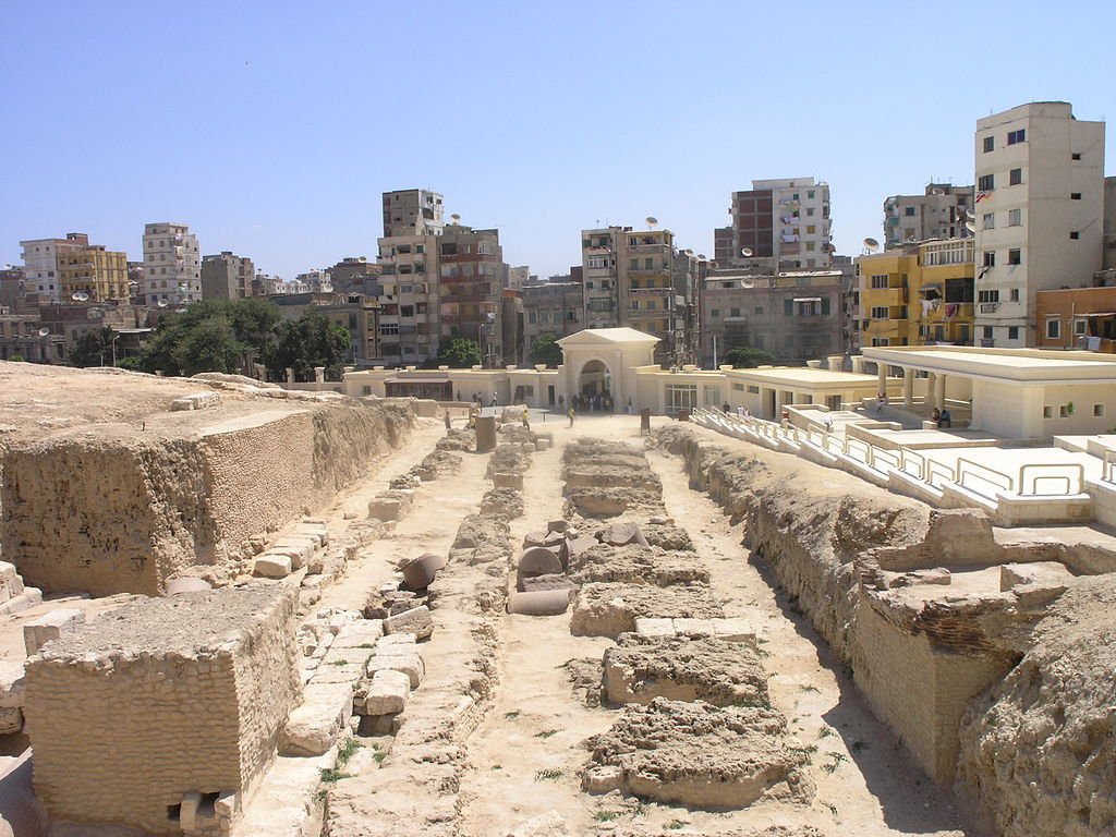 1024px-Alexandria_-_Pompey's_Pillar_-_view_of_ruins