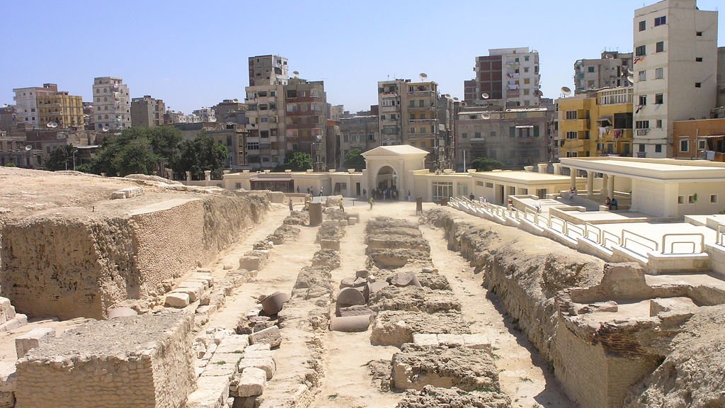1024px-Alexandria_-_Pompey's_Pillar_-_view_of_ruins