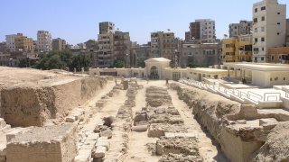 1024px-Alexandria_-_Pompey's_Pillar_-_view_of_ruins