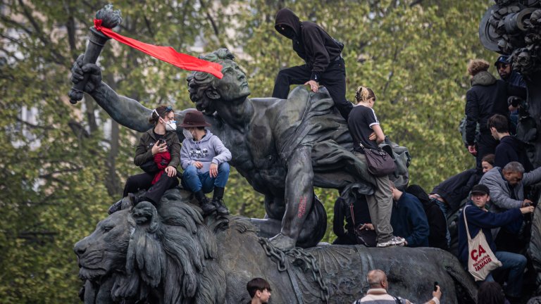 Стотици арестувани, палежи и сълзотворен газ за Деня на труда във Франция