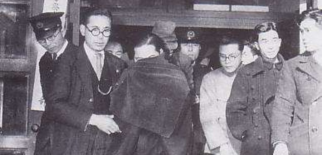 Ишикава крие лицето си по време на ареста през 1948 година сн. ranker.com