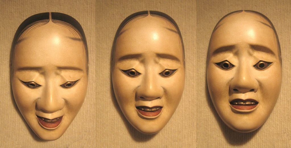 1024px-Three_pictures_of_the_same_noh_'hawk_mask'_showing_how_the_expression_changes_with_a_tilting_of_the_head