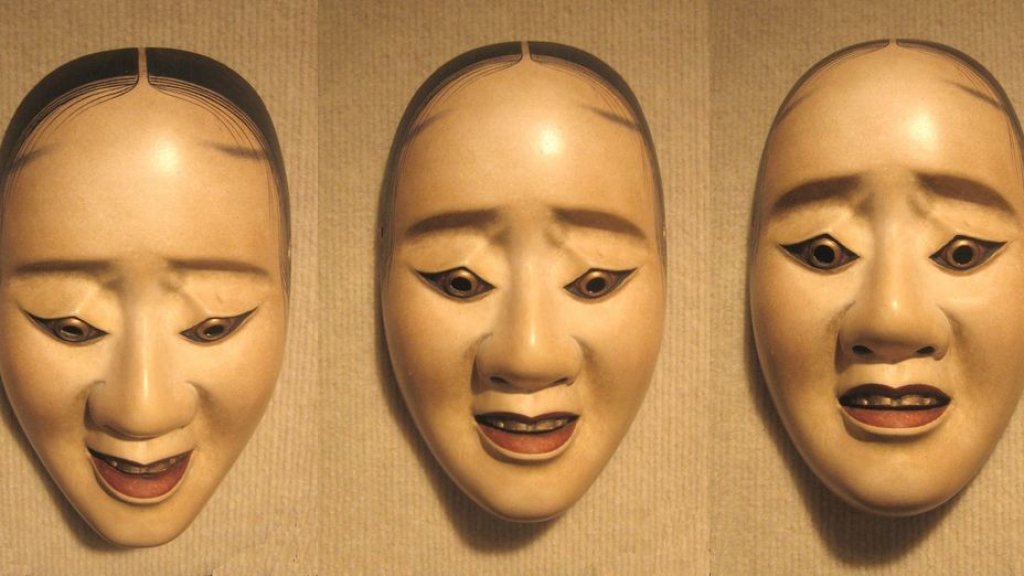 1024px-Three_pictures_of_the_same_noh_'hawk_mask'_showing_how_the_expression_changes_with_a_tilting_of_the_head