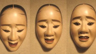 1024px-Three_pictures_of_the_same_noh_'hawk_mask'_showing_how_the_expression_changes_with_a_tilting_of_the_head