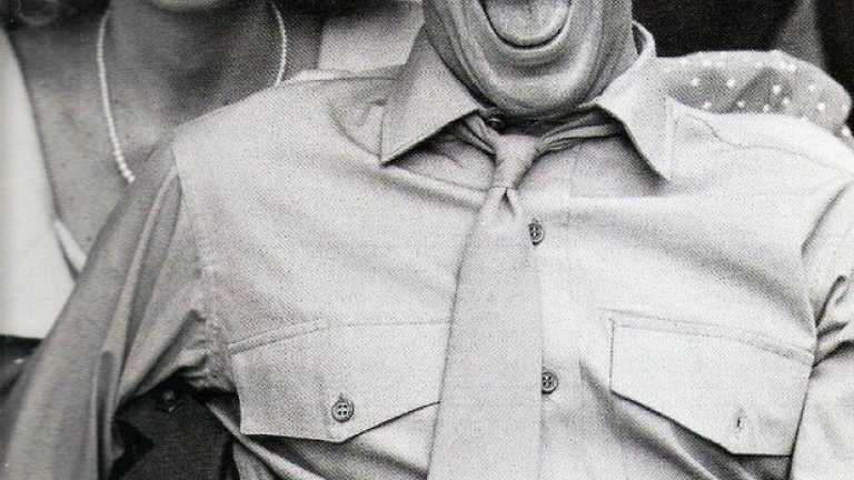 10. Даян Кийтън и Ал Пачино – "Кръстникът II"  
  Една от най-драматичните сцени в продължението на "Кръстникът" показва резултатите от тормоза и пълното незачитане от Майкъл на съпругата му Кей – то отговаря на липсата на права и уважение към жените в мафиотския свят.
Даян Кийтън показва задълбочаващ се гняв и тъга, докато Ал Пачино излъчва ярост, когато Кей разкрива, че тя не е преживяла спонтанен аборт, а е избрала да абортира нарочно потенциалния наследник на империята Корлеоне. Тя предпочита този вариант за своето дете, отколкото да го отгледа в света на Майкъл.
Почти неприкритите заплахи преминават във физически съпружески тормоз, когато Кей е отделена от нейните деца, а Майкъл Корлеоне започва да изолира всички в семейството