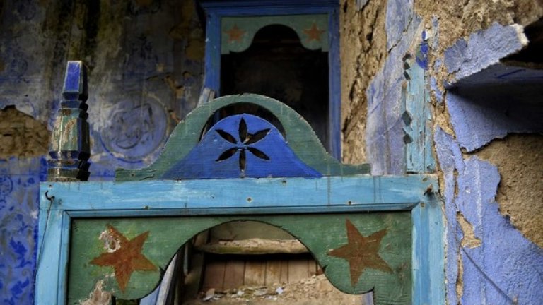 Арката на минбара или “възвишеното място” е просто, но грижливо украсена с дърворезба и декоративни елементи