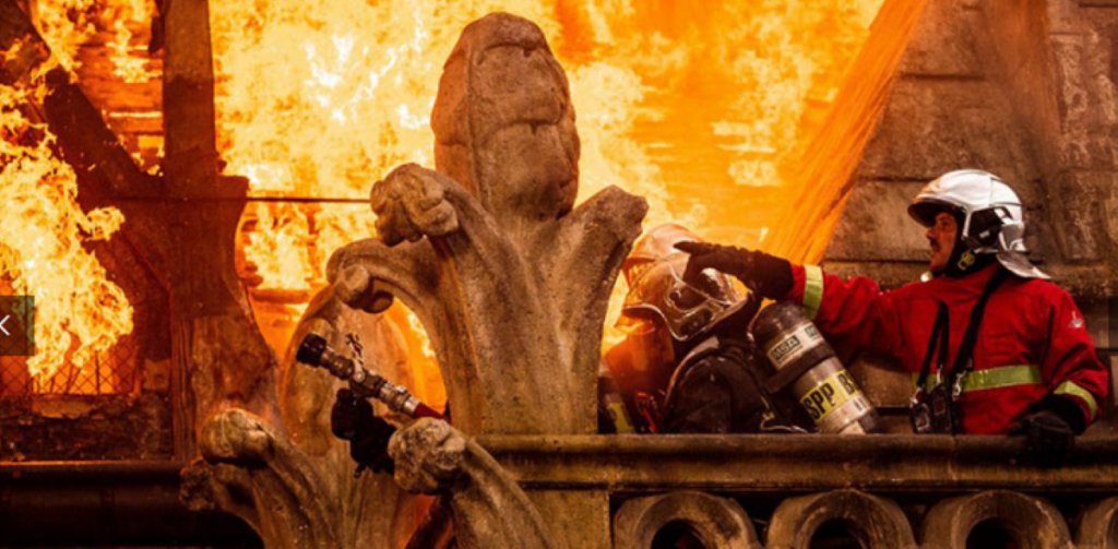 “Нотр Дам гори”

Зрелищният разказ пресъздава инцидента с парижката катедрала през 2019 г., като проследява героичните действия на пожарникарите, рискували живота си, за да загасят огъня. Филмът документира 24-те часа от получаването на сигнала за запалилия се “Нотр Дам” до овладяването на стихията и изводите на пожарникарите, след като размерът на щетите става ясен.