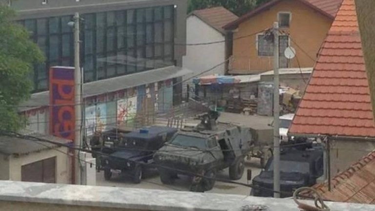 Медиите съобщават, че терористичната група се е укривала в десетина къщи. Терористите са се предали на полицаите, след като са останали без муниции