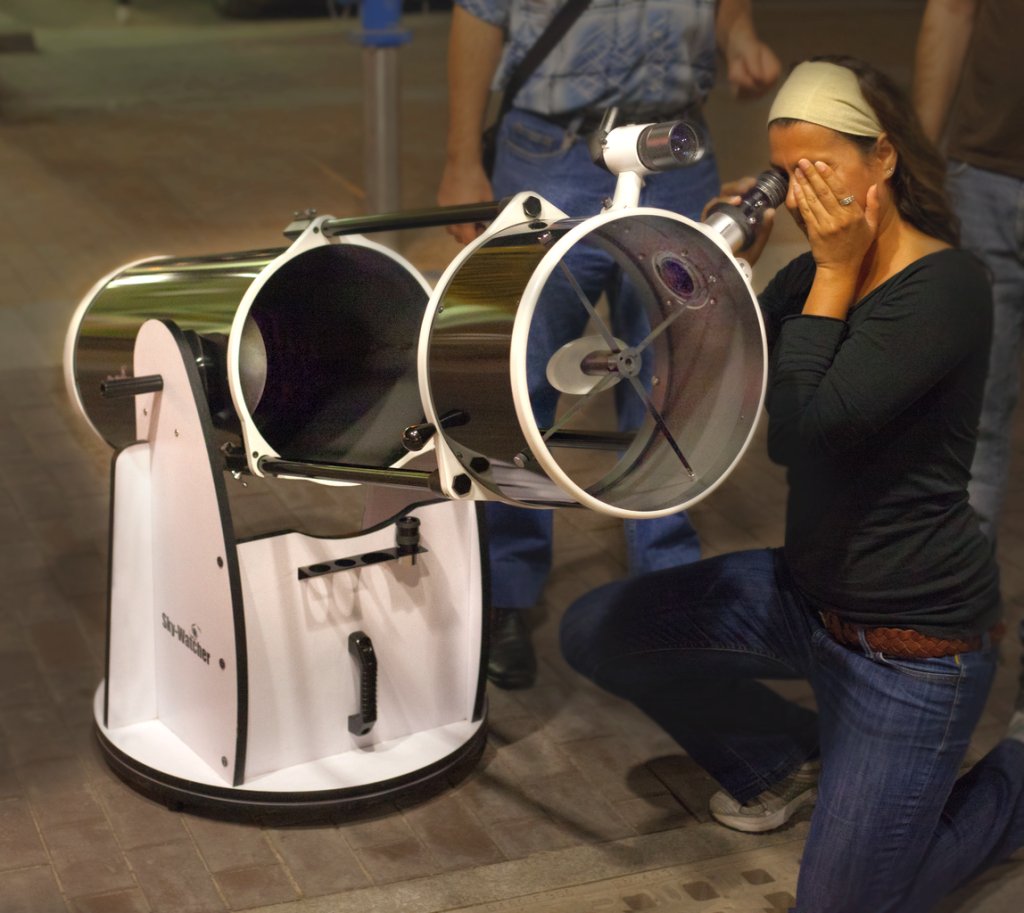 Newtonian_telescope_with_woman_looking_through_it