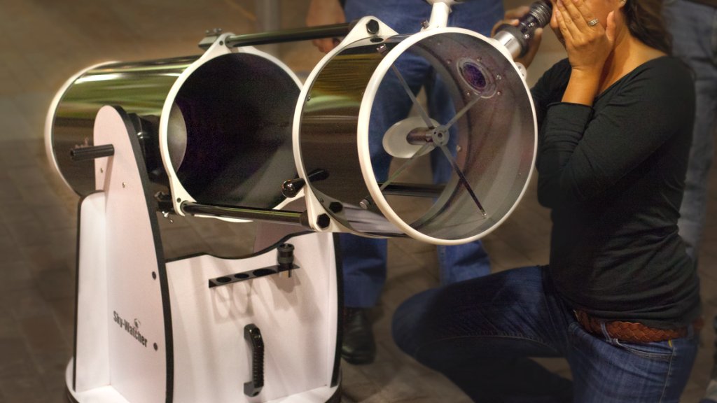 Newtonian_telescope_with_woman_looking_through_it