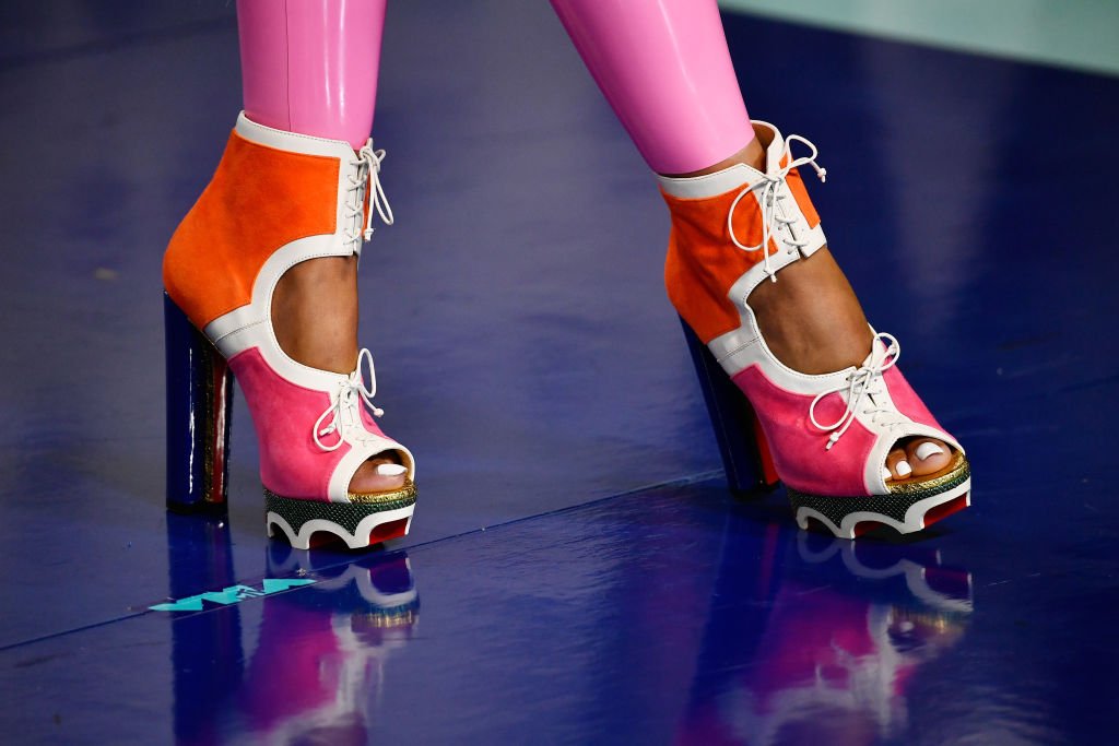 Ток и платформа
Започваме с нещо, което сме виждали и предишни години - дебелият ток и платформата не могат да излязат от мода просто така. Те са лесни за комбиниране и стоят еднакво добре с пола или с панталон по тялото. Тази година особено уважавани са цветовете в обувките. Но не е нужно да са толкова цветни, колкото на снимката, разбира се, освен ако не ги изберете за парти. Подобни обувки и сандали, но решени в един цвят, могат да свършат добра работа и ако работите някоя по-свободна професия.
Не се плашете от височината - платформата "скъсява" малко тока, така че кракът ви няма да се чувства като наказан. И все пак, потренирайте малко вкъщи преди да излезете за пръв път с такива...