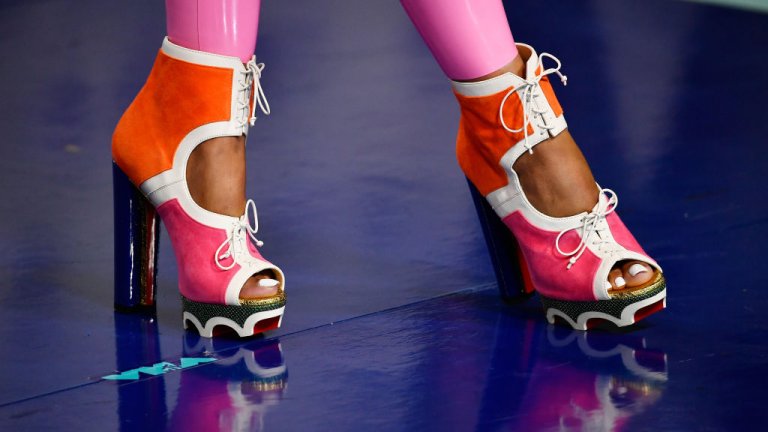 Ток и платформа
Започваме с нещо, което сме виждали и предишни години - дебелият ток и платформата не могат да излязат от мода просто така. Те са лесни за комбиниране и стоят еднакво добре с пола или с панталон по тялото. Тази година особено уважавани са цветовете в обувките. Но не е нужно да са толкова цветни, колкото на снимката, разбира се, освен ако не ги изберете за парти. Подобни обувки и сандали, но решени в един цвят, могат да свършат добра работа и ако работите някоя по-свободна професия.
Не се плашете от височината - платформата "скъсява" малко тока, така че кракът ви няма да се чувства като наказан. И все пак, потренирайте малко вкъщи преди да излезете за пръв път с такива...