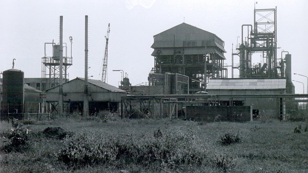 Union_Carbide_pesticide_factory,_Bhopal,_India,_1985