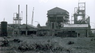 Union_Carbide_pesticide_factory,_Bhopal,_India,_1985