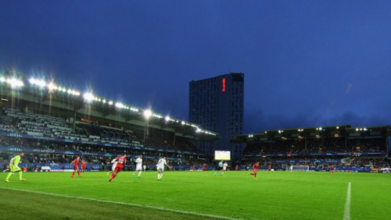 Мачът се игра на стадион „Леркендал” в Трондхайм, Ноевегия, който въпреки капацитета си от малко над 21 000 души не бе пълен.