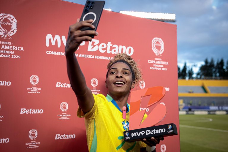 Снимка с наградата MVP Betano по време на мач от CONMEBOL Copa América Femenina 2025™