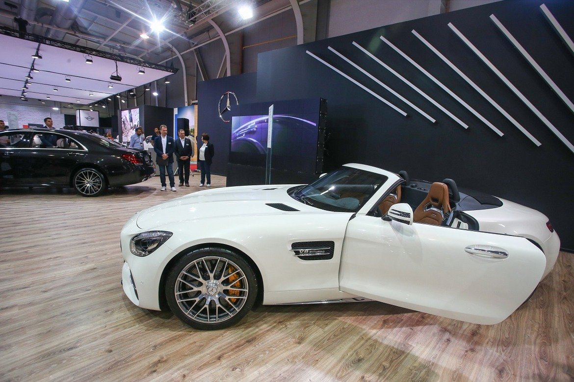 На салона в София е изложен и Mercedes-AMG GT C Roadster, който е сред най-скъпите експонати с цена над 400 000 лева. С впечатляващия открит автомобил марката отбелязва 50-годишнина на спортното си подразделение AMG.
 
Той е със спортно окачване AMG RIDE CONTROL, което гарантира динамично представяне без компромиси с комфорта. Моделът е с активна завиваща задна ос и електронен заключващ диференциал на задния мост. Към момента AMG GT C е най-мощният роудстър от серията на Mercedes.
