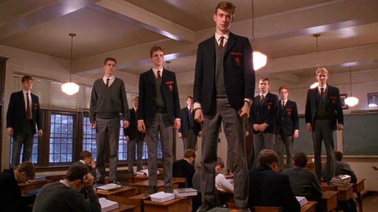Dead Poet's Society / "Обществото на мъртвите поети"
"Капитане, мой капитане..." Всеки, който е гледал "Обществото на мъртвите поети" с Итън Хоук, Робин Уилямс и Робърт Шон Ленард, няма как да не е останал докоснат накрая. В престижното училище Уелтън Академи идва нов училтел по Английска литература и учениците му никога няма да останат същите след тази си среща. Те ще се научат да мечтаят и да държат на мечтите си. А това е нещо опасно за едно училище за джентълемни от висшето общество. Това е един страхотен филм за огромното влияние, което един талантлив учител може да остави у учениците си, дори и в една смазваща система.