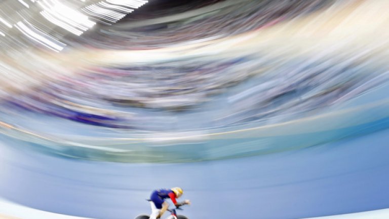 Брадли Уигинс се надпреварва със себе си и времето на Лондонския колодрум, където опита да подобри световния рекорд в едночасовата езда.
