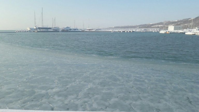 След повече от половин век морето край Бургас отново замръзна. 