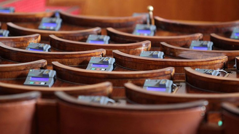 За приемането на Бюджет 2015 се оказа достатъчно присъствието на 116 народни представители, от които само 10 гласуваха против или въздържал се.

