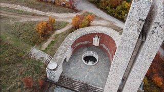 Певицата обеща да дари пари на общината за почистването на "Паметника на трите поколения"