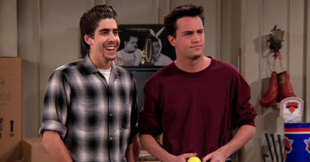 Адам Голдбърг
Сега може и да го гледате в други сериали, но по онова време Голдбърг имаше епизодична роля в „Приятели”. Играеше новия съквартирант на Чандлър – Еди – след като Джоуи се бе изнесъл във втори сезон. За щастие, Джоуи се