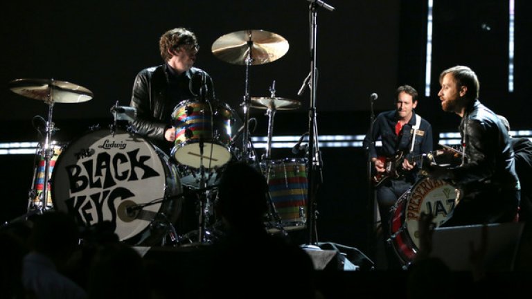 The Black Keys – Turn Blue
Рок дуото развърта всичко от седемдесетарски фънк през диско до китарни рифове и заздравява колаборацията с музикалния продуцент Danger Mouse. Резултатът е музика, която зове към самотни нощи, към пустинни магистрали и към неограничена свобода, идваща от най-иновативните рокаджии в момента.
Това е осмият им албум и основната разлика с предишните е подходът към отделните песни, които целят повече да изградят единна атмосфера, отколкото да се обособят като самостоятелни сингли. Turn Blue дебютира под номер 1 в САЩ и Австралия.