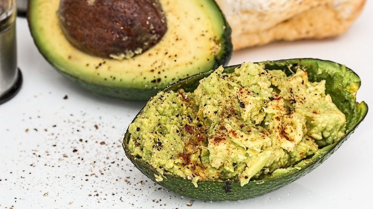 Дип от авокадо 
Авокадото дойде на нашата трапеза, настани се на нея и няма никакво намерение да си тръгва. Освен че се съчетава лесно с разнообразни продукти, добре узрялото авокадо може да стане апетитна светкавична вечеря. Затова и умишлено не даваме конкретна рецепта - всеки си има любим дип от авокадо.
Ще ви подскажем, че освен познатото на всички гуакамоле, авокадото става вкусно и със заквасена сметана и чесън, както и със синьо сирене и няколко капки лют сос. Оттам нататък ви остава да извадите от шкафа тортила чипс, соленки, сухари или тънко нарязани филии хляб и воала - вечерята е сервирана!