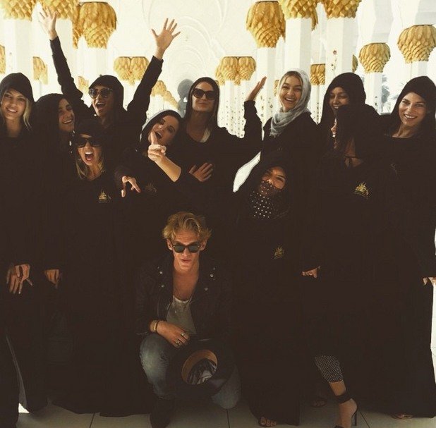 Хиджаб и строго черно облекло за тийн-звездата Селена Гомес, която прекарва почивката си в Обединените арабски емирства.