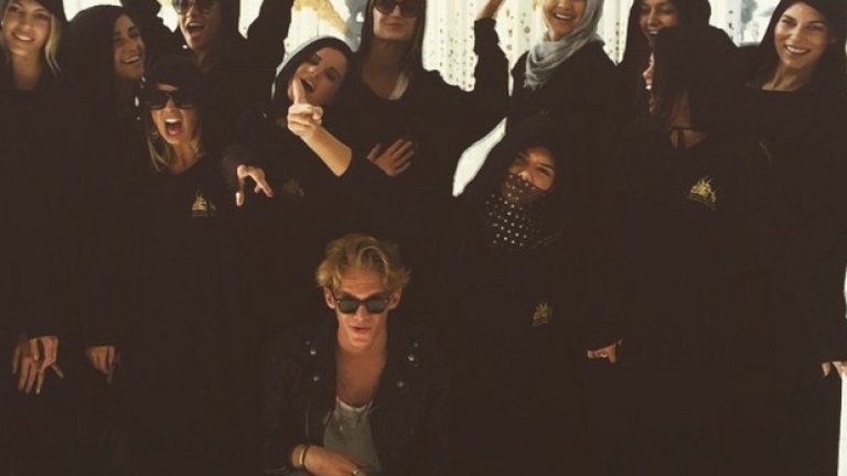 Хиджаб и строго черно облекло за тийн-звездата Селена Гомес, която прекарва почивката си в Обединените арабски емирства.